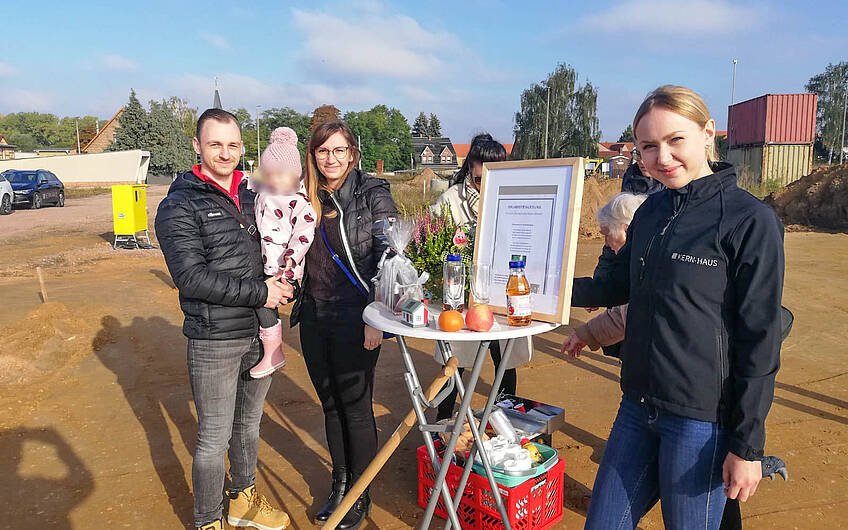 Bauleiterin und Bauherren bei feierlicher Grundsteinlegung für Kern-Haus Jara in Merseburg