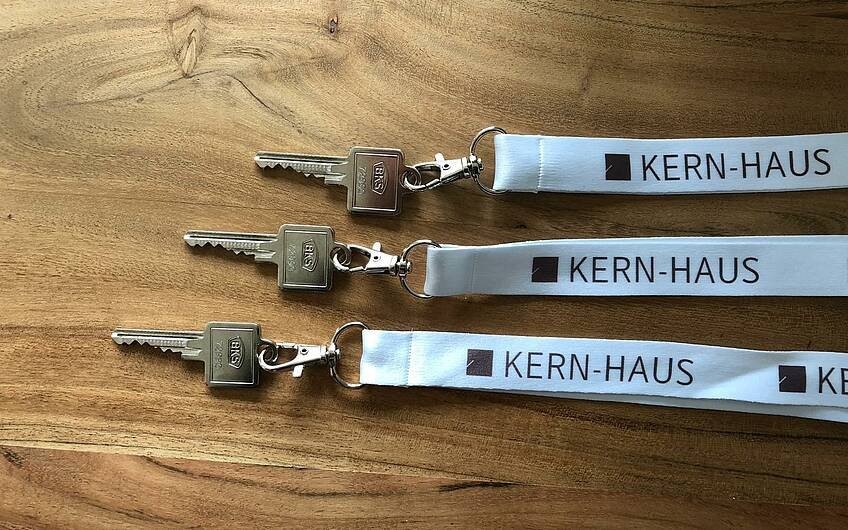 Schlüssel mit Kern-Haus-Bändern zur Hausübergabe in Magdeburg.