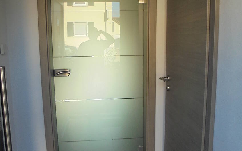 Türen zum Wohnzimmer und zum Arbeitszimmer im individuell geplanten Einfamilienhaus Komfort von Kern-Haus in Herxheim