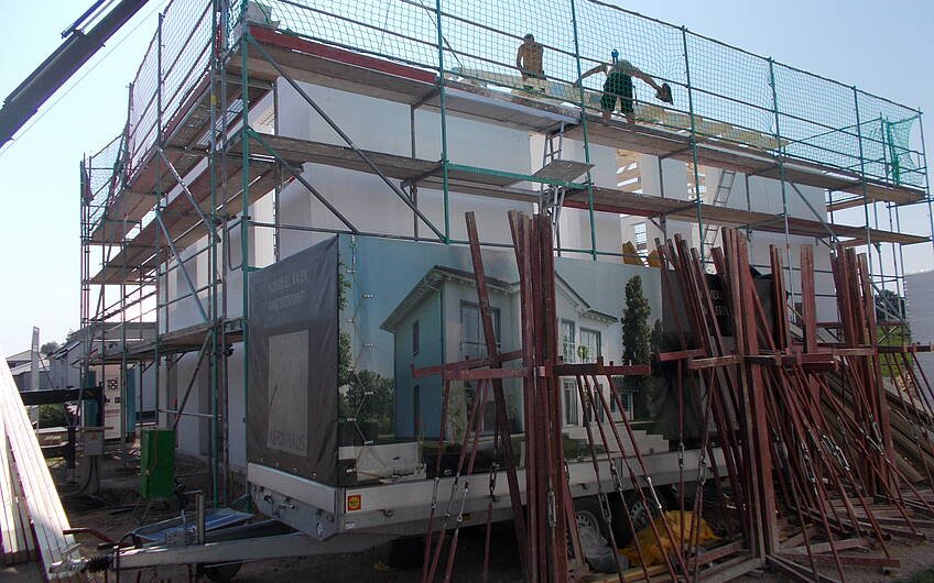 Bau des Dachstuhls des individuell geplanten Einfamilienhauses von Kern-Haus in Jockgrim