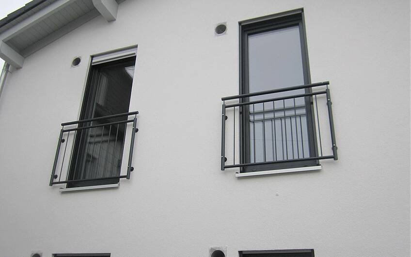 Französische Balkone zieren die Außenfassade.