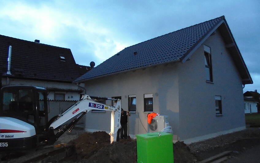 Hausanschlussarbeiten am individuell geplanten Einfamilienhaus Komfort von Kern-Haus in Herxheim