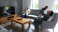 Baufamilie im Wohnzimmer des Einfamilienhauses Komfort von Kern-Haus in Neupotz