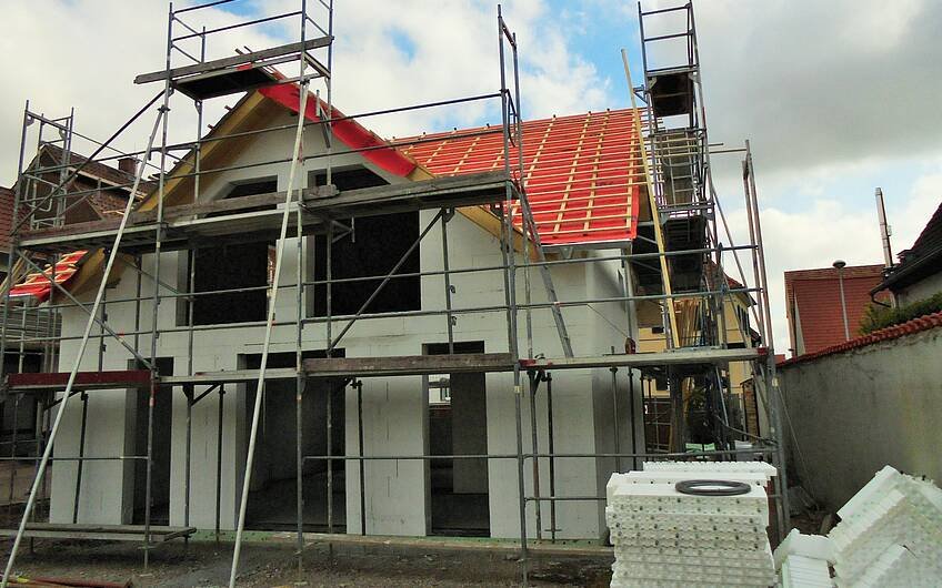 Beginn der Dacheindeckung des individuell geplanten Einfamilienhauses Komfort von Kern-Haus in Herxheim