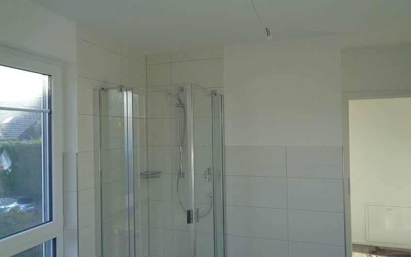 Dusche im Badezimmer des frei geplanten Einfamilienhauses von Kern-Haus in Bad Dürkheim