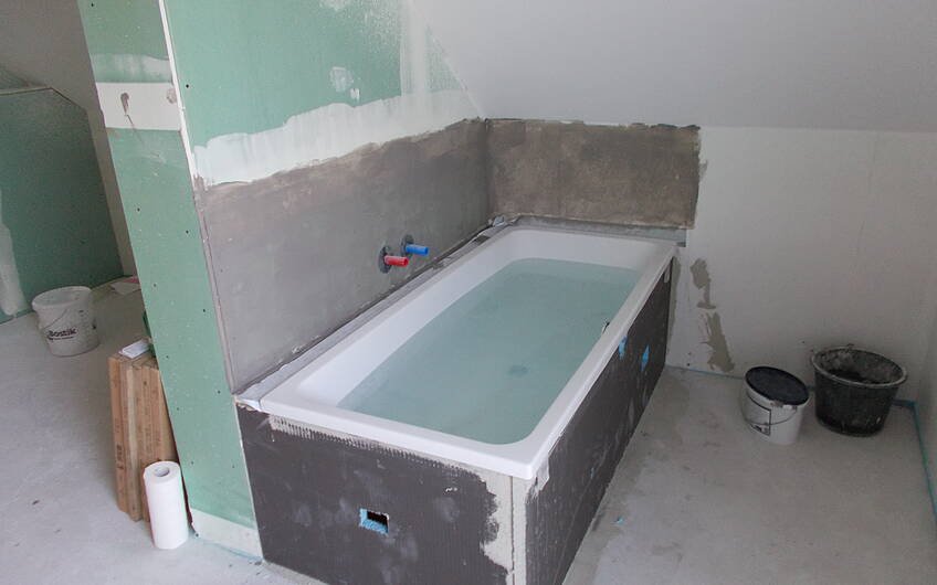 Badewanne im Badezimmer des individuell geplanten Einfamilienhauses Signum von Kern-Haus in Einselthum