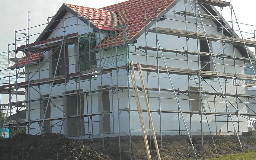 Beginn der Dacheindeckung des individuell geplanten Kern-Hauses Komfort in Obrigheim