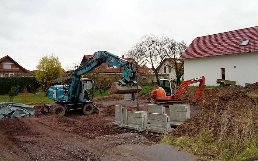 Erdarbeiten mit Bagger auf dem Grundstück für das frei geplante Einfamilienhaus von Kern-Haus in Freisbach