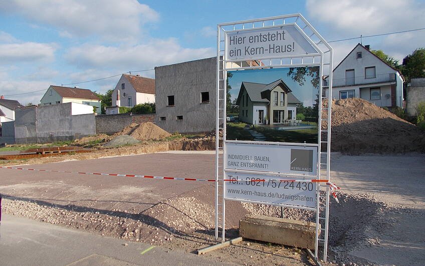 Bauschild am vorbereiteten Grundstück für das neue Kern-Haus in Hohen-Sülzen