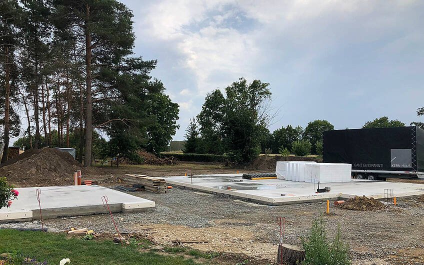 Bodenplatten für Kern-Haus und Garage sowie bereit liegende DuoTherm-Elemente für Kern-Haus in Leipzig