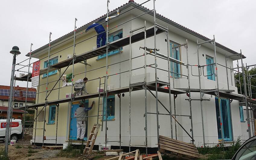 Malermeister Pietzsch und Kollegen putzen die Außenfassade der Stadtvilla in Magdeburg