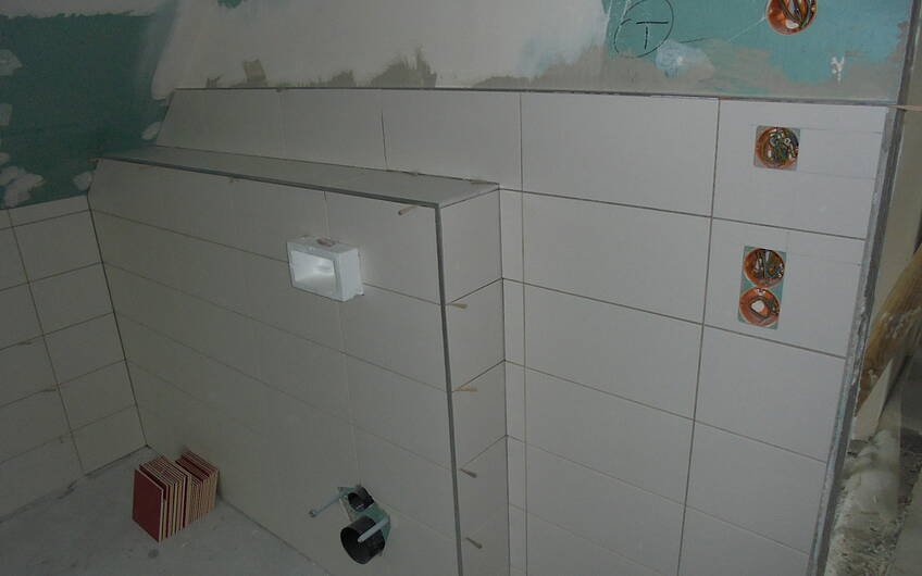 Fliesen im Badezimmer des individuell geplanten Einfamilienhauses Aura von Kern-Haus in Wachenheim