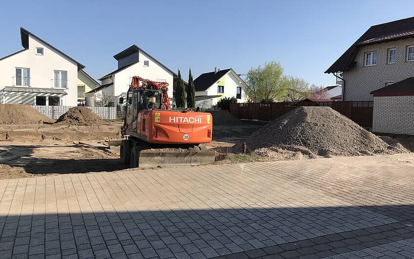 Baustellenvorbereitung auf dem Grundstück für das frei geplante Einfamilienhaus von Kern-Haus in Graben-Neudorf