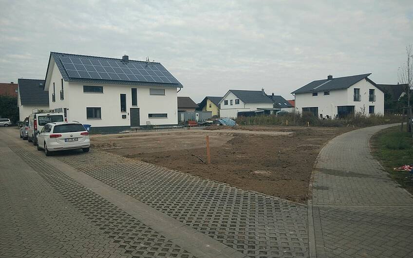 Fertige Erdarbeiten auf dem Grundstück für die individuell geplante Kern-Haus-Stadtvilla Signus in Dettenheim-Rußheim