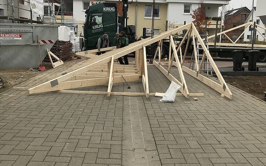 Anlieferung des Dachstuhls für die individuell geplante Kern-Haus-Stadtvilla Signus in Römerberg