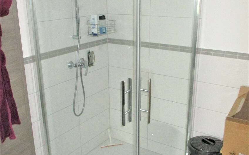 Die Dusche wurde fertig montiert.                               