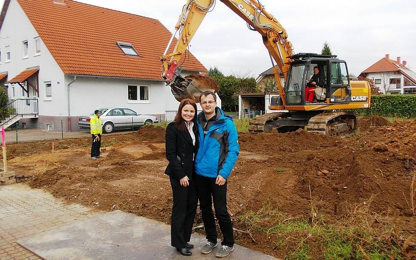 Bauherrenpaar besichtigt die Erdarbeiten auf dem Grundstück für das individuell geplante Einfamilienhaus Magnum von Kern-Haus in Dannstadt-Schauernheim