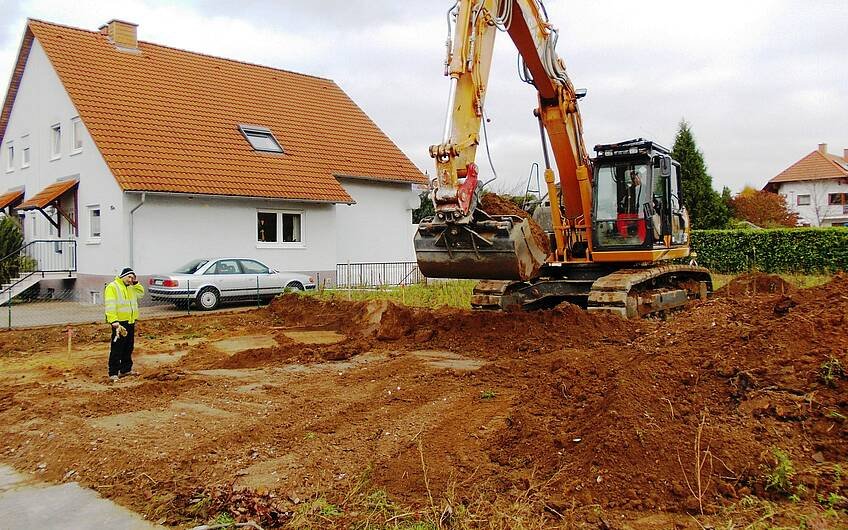 Bagger bei den Erdarbeiten auf dem Grundstück für das individuell geplante Einfamilienhaus Magnum von Kern-Haus in Dannstadt-Schauernheim
