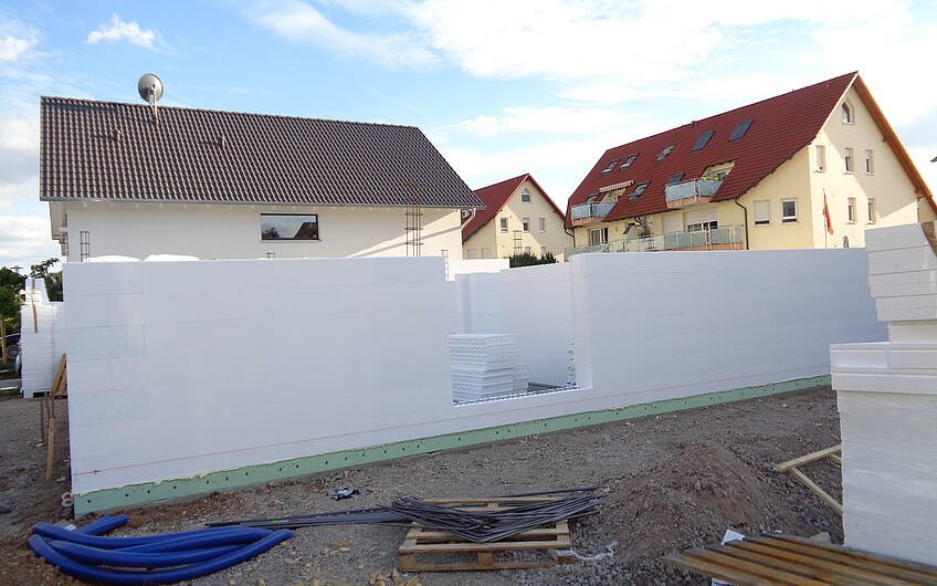 Bau der Erdgeschosswände des frei geplanten Einfamilienhauses von Kern-Haus in Schifferstadt