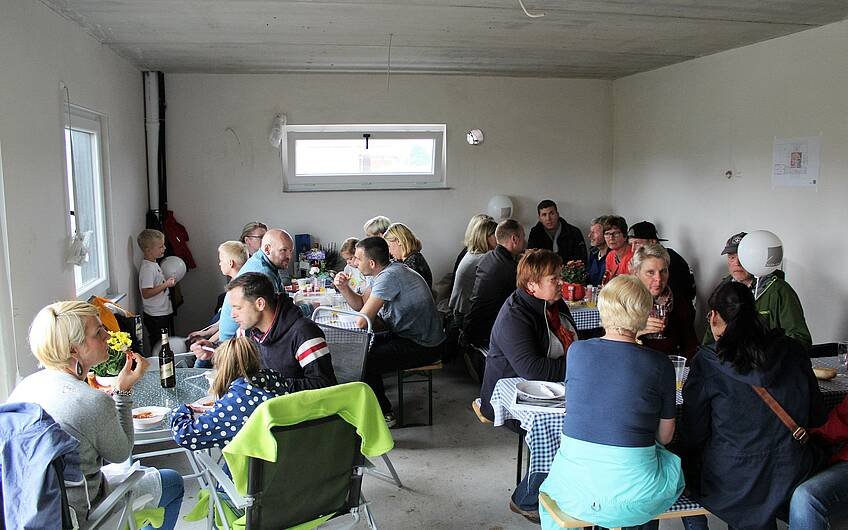 Zum Rohbaufest in Wolmirstedt kamen viele Besucher und stellen ihre Fragen zum Thema Hausbau.