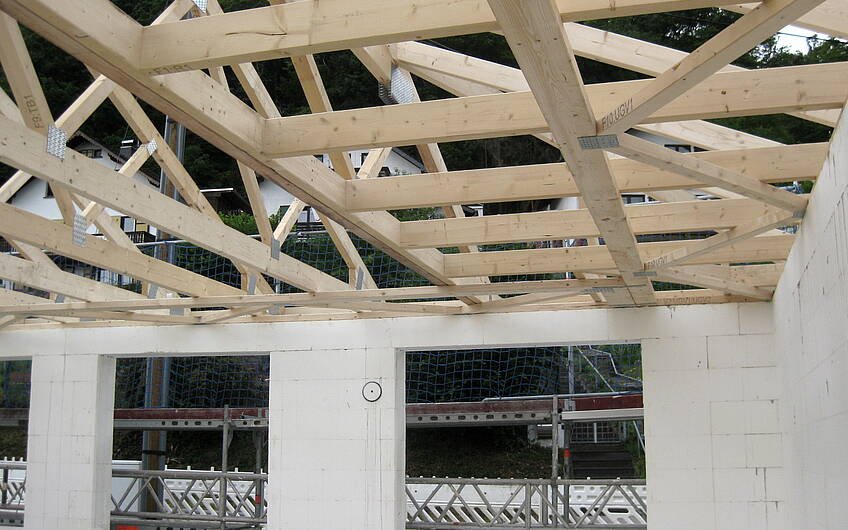 Die Holzkonstruktion des Dachstuhles liegt auf den Außenwänden.