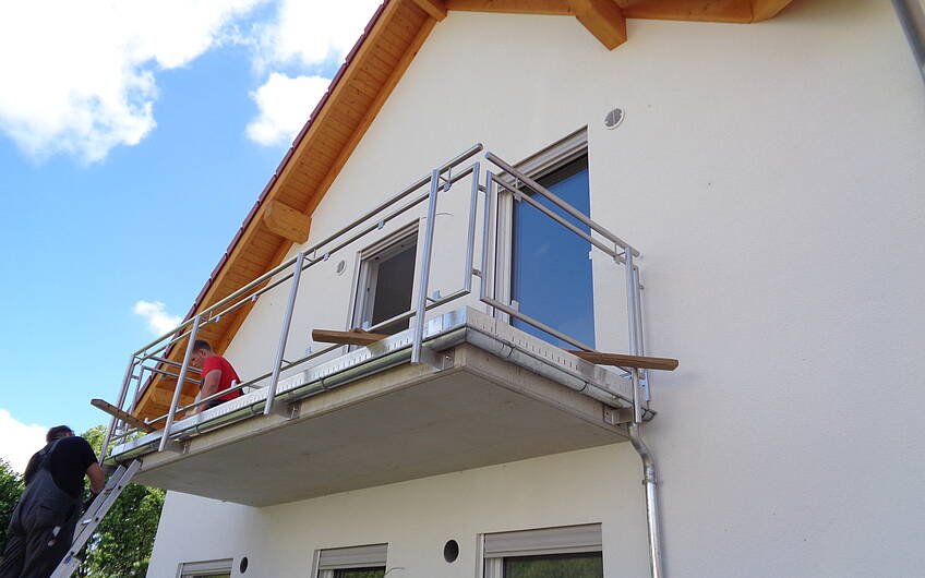Arbeiten am Balkon der frei geplanten Doppelhaushälfte von Kern-Haus in Bad Dürkheim