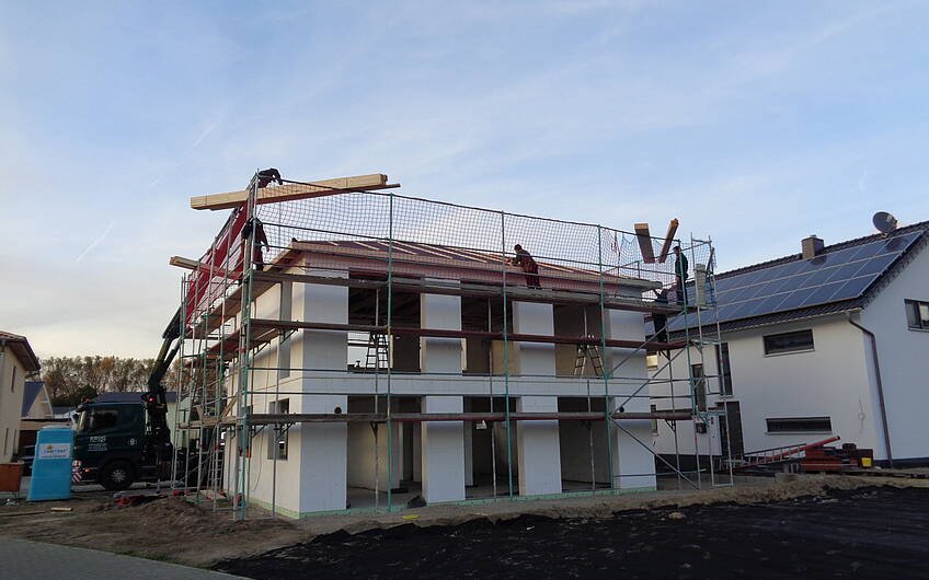 Verlegung der Dachlatten auf der individuell geplanten Kern-Haus-Stadtvilla Signus in Dettenheim-Rußheim