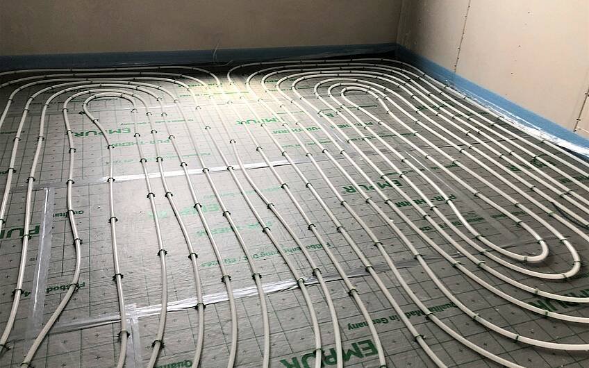 Die Fußbodenheizung dient zur idealen Temperaturverteilung in allen Räumen, sie ist außerdem energiesparend und umweltfreundlich.
