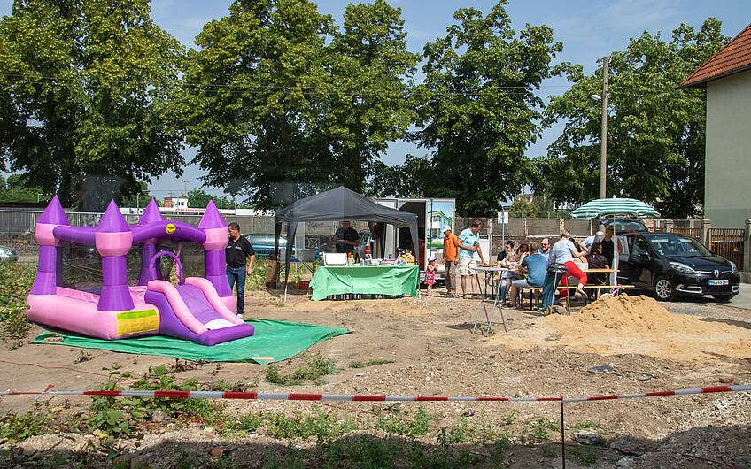 Rohbaufest mit Gästen und Hüpfburg für Kern-Haus in Halle-Ammendorf