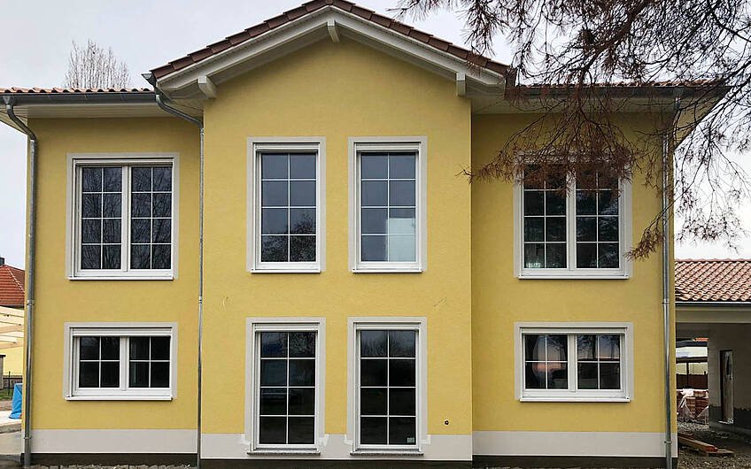 Kern-Haus Aurelio mit gelbem Außenputz ohne Gerüst in Leipzig