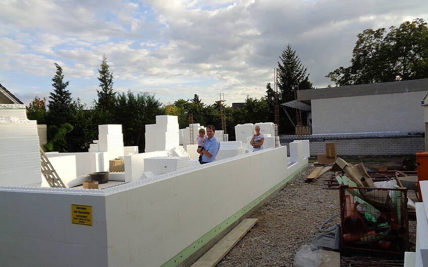Bau des Erdgeschosses des frei geplanten Einfamilienhauses von Kern-Haus in Frankenthal