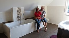 Bauherren im Badezimmer des individuell geplanten Einfamilienhauses Luna von Kern-Haus in Dettenheim