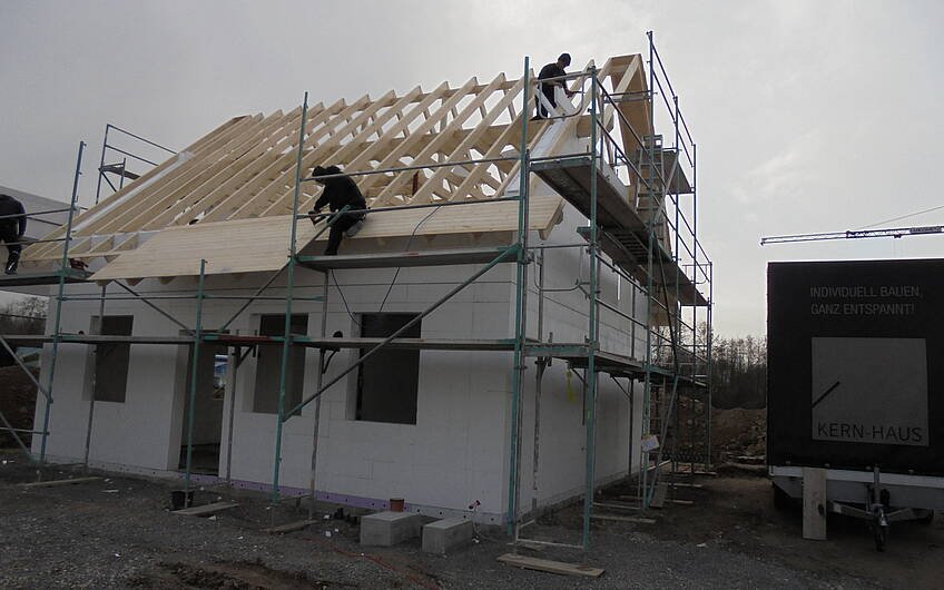 Arbeiten am Dachstuhl des individuell geplanten Einfamilienhauses Luna von Kern-Haus in Ludwigshafen