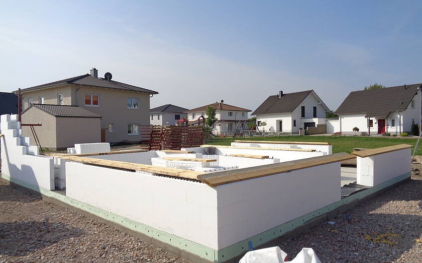 Bau der Erdgeschosswände des individuell geplanten Einfamilienhauses Allea von Kern-Haus in Jockgrim
