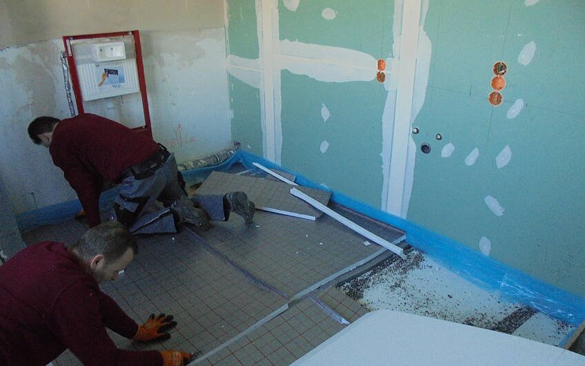Vorbereitung des Bodens zur Verlegung der Heizschleifen für die Fußbodenheizung in der Kern-Haus-Stadtvilla Signus in Obrigheim