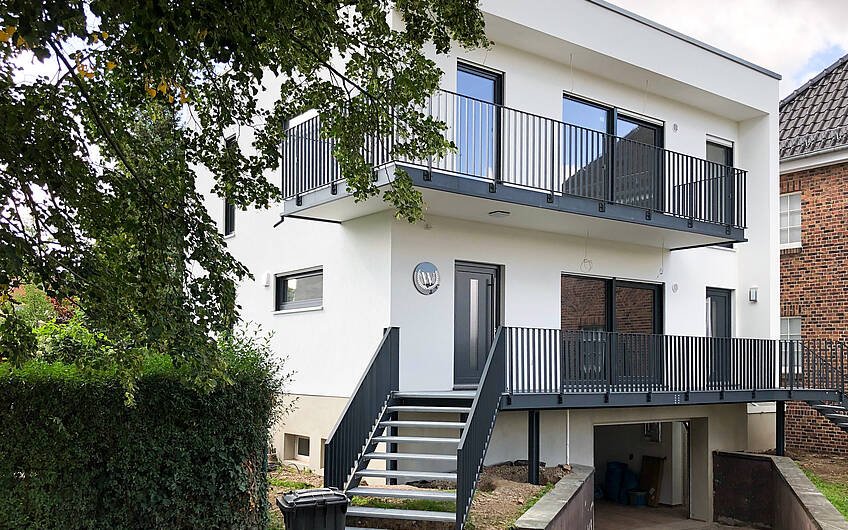 Kern-Haus Halle Bauhaus-Villa mit Vortreppe individuell geplant und gebaut mit Architekt