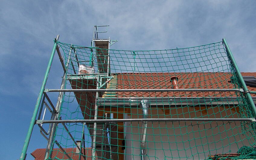 Fast fertig eingedecktes Dach des Familienhauses Luna von Kern-Haus in Hatzenbühl