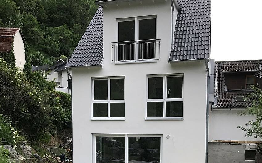 Gartenseite der individuell geplanten Doppelhaushälfte Twin XXL von Kern-Haus in Weinheim