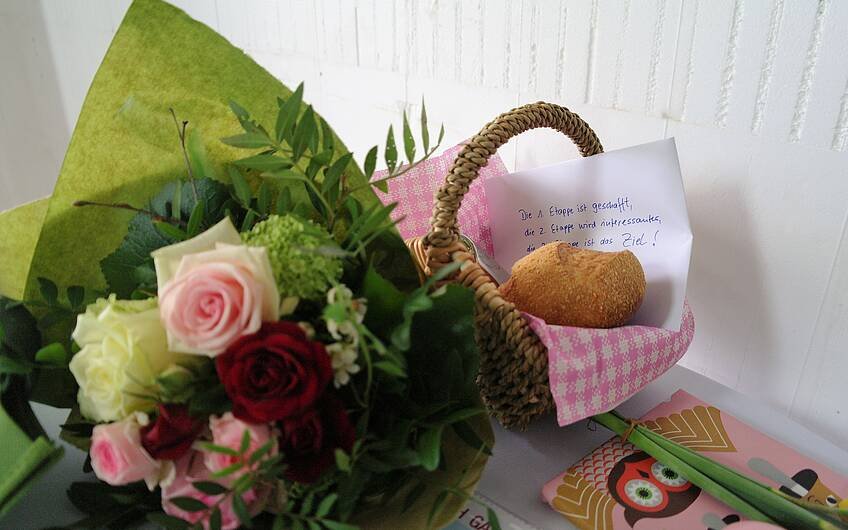 Geschenke gibt es zum Rohbaufest - Blumen und Brot für die Bauherren aus Magdeburg!