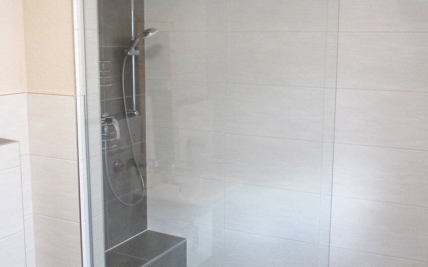 Bequem und sicher können die Bauherren auch im Sitzen zukünftig Duschen.