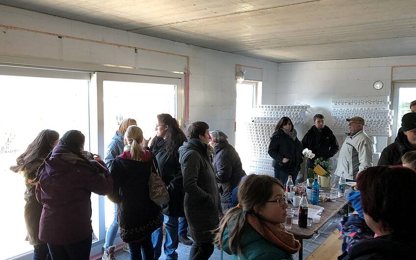 Besucher bei der Rohbaubesichtigung im individuell geplanten Einfamilienhaus Signum von Kern-Haus in Römerberg