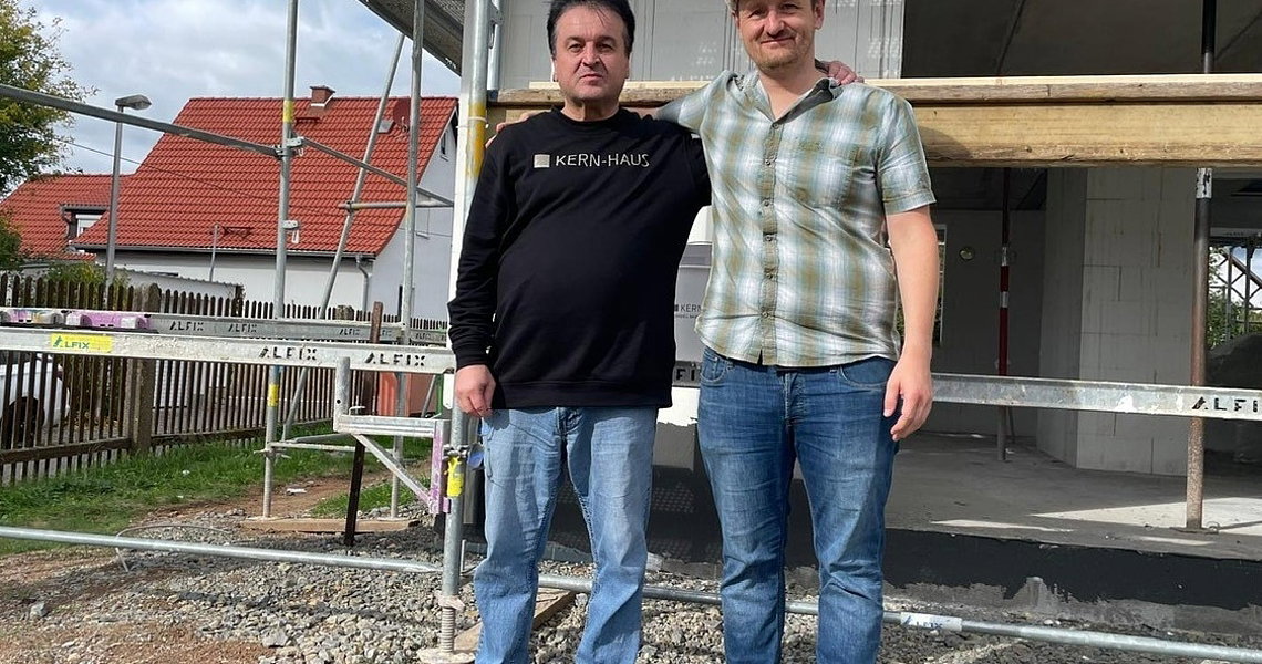 Das Kern-Haus Team feiert gemeinsam mit der Bauherrschaft.