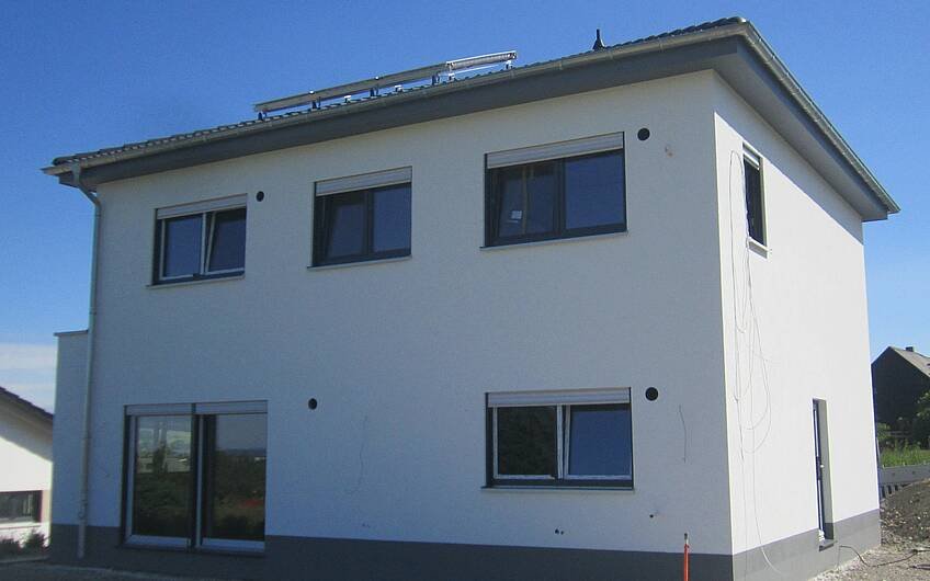 Die Dachfläche wird effektiv und umweltfreundlich durch die Montage von Solarmodulen genutzt.