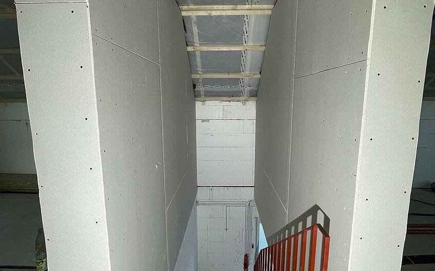 Durch die Montage der Leichtbauwände ist der Treppenaufgang geschlossen worden.