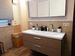 Badezimmer im individuell geplanten Einfamilienhaus Esprit von Kern-Haus in Hohen-Sülzen
