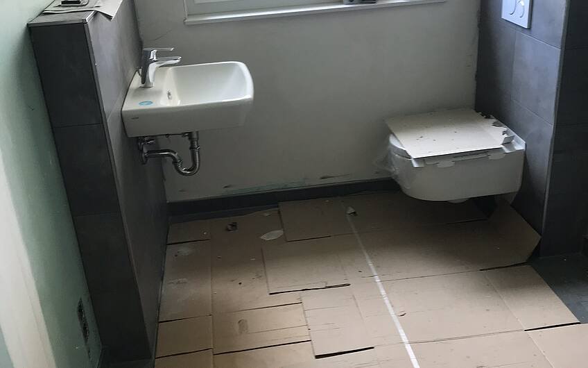 gefliestes Gäste-WC in einem Kern-Haus in Wolfenbüttel