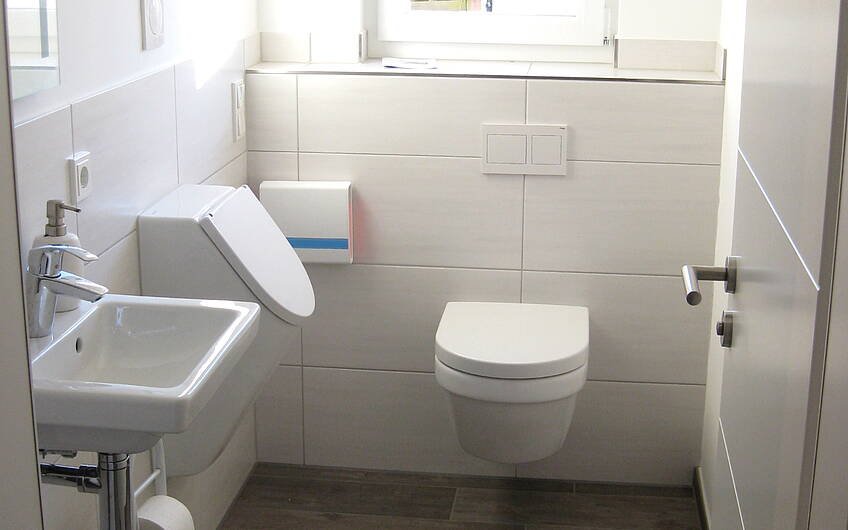 Waschbecken, Toilette und Urinal wurden montiert.