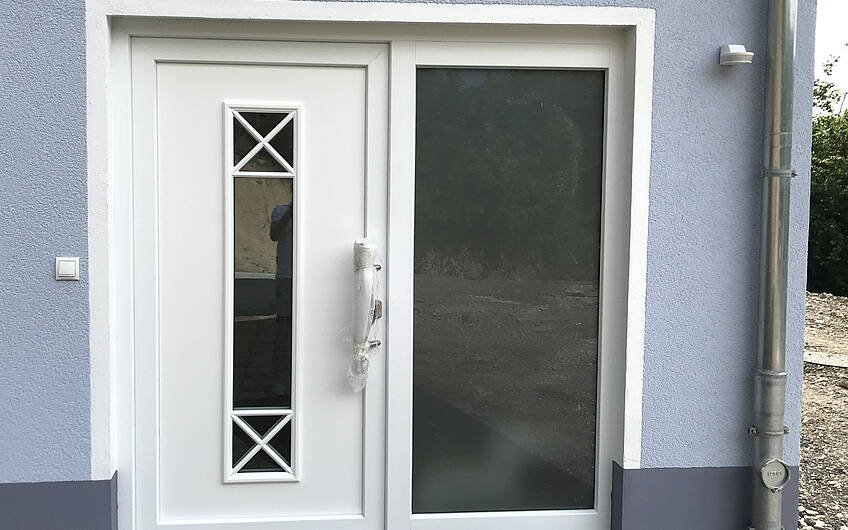 Die Haustür mit festem Seitenglasteil wurde eingebaut. Hochwertiges Strukturglas sorgt in der Diele für Lichteffekte.