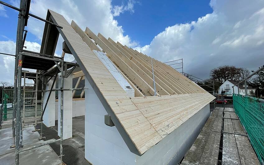 Als nächstes wird das Dach mit den von den Bauherren ausgesuchten Dachziegeln eingedeckt.