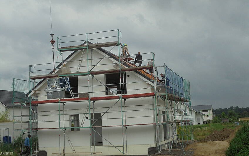 Dacheindeckung des individuell geplanten Einfamilienhauses Luna von Kern-Haus in Bruchsal
